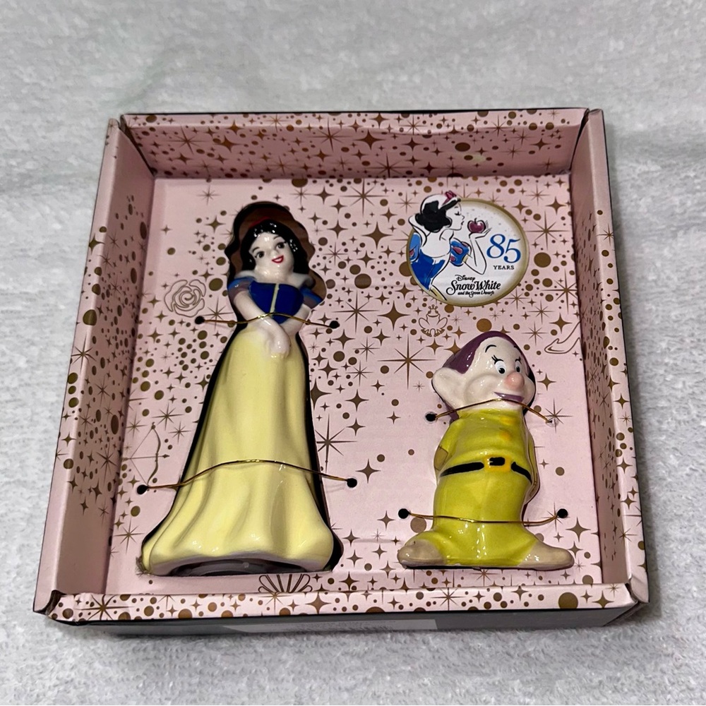NWT 🍎 Disney Princess Snow White and Dopey Salt and Pepper Shaker Set